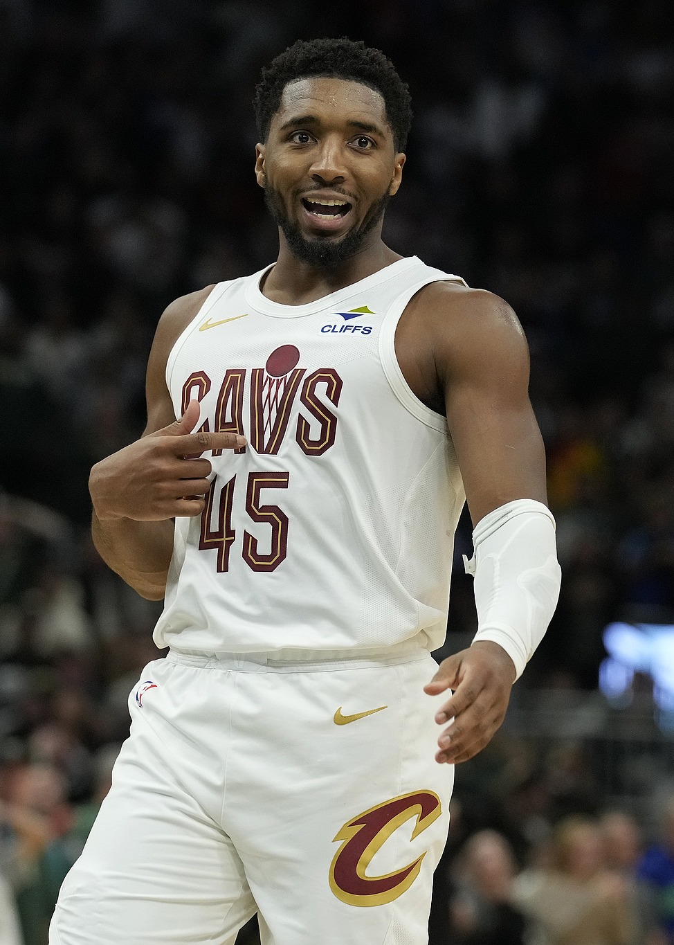 九游娱乐官网关于NBA常规赛转会期走向成谜；密尔沃基雄鹿外线爆发；引发热议；团队化学反应显著的信息